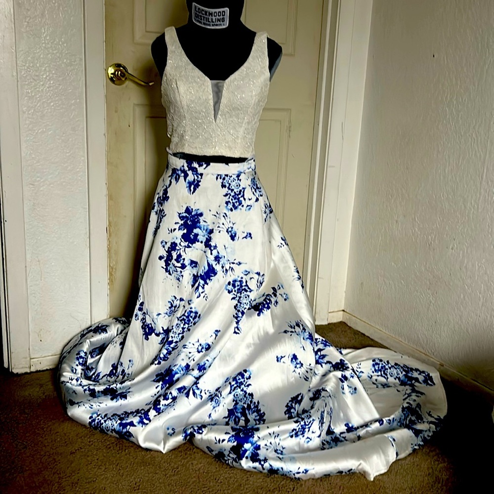 Prom Dress - Picture 2 of 8